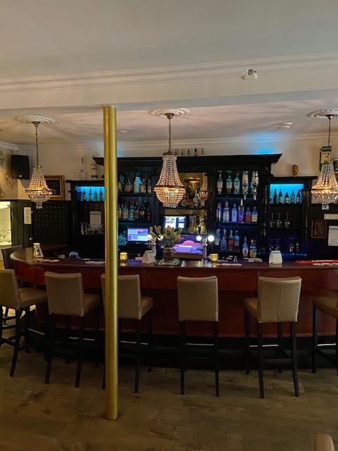 Bar met kristallen kroonluchters bij Cafe Westerhout